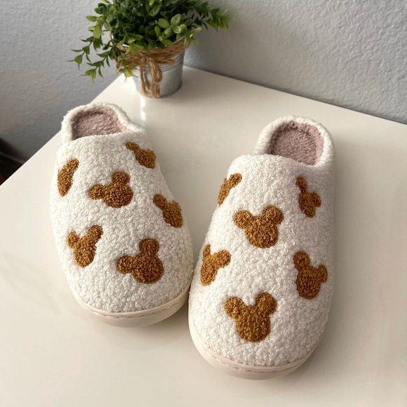 Amazon Shoes - Woman’s Fuzzzy slippers